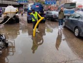 شفط مياه الأمطار من شوارع الجيزة بالتزامن موجة الطقس السيىء.. لايف