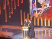 دنيا وإيمى سمير غانم تبكيان على مسرح JOY AWARDS بعد تكريم والديهما.. فيديو