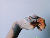 "مينا" يبدع برسم الطيور والحيوانات على اليد.. موهبة مميزة لطالب من سوهاج 