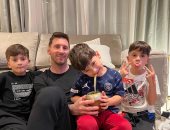 بعد غيابه عن المشاركة في فوز الأرجنتين على تشيلي.. ميسي وسط وأطفاله "صور"