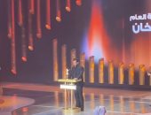 سلمان خان يفوز بجائزة جوى أووردز شخصية العام ويواسى دنيا وإيمى سمير غانم.. فيديو