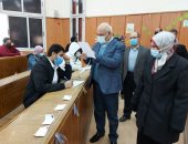 رئيس جامعة بنها يتابع الامتحانات ويؤكد على تطبيق الإجراءات الاحترازية