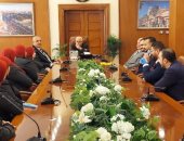 بعد الحصول على الأيزو.. محافظ بورسعيد يلتقى العاملين بمركز الخدمات الاستيرادية 