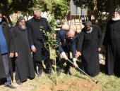 رئيس جامعة الأقصر ومنسق "هنجملها" يواصلان زراعة 1500 شجرة بدير الأنبا باخوم