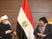 وزيرة الثقافة تلتقى وزير الأوقاف فى معرض القاهرة الدولى للكتاب