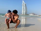 نجم ليفربول ينشر صورا بصحبة ابنه فى دبي 