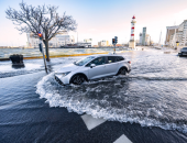 العاصفة "مالك" تصل السويد.. رياح شديدة وفيضانات عارمة وقطع وسائل الاتصال