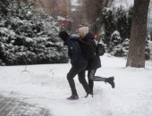 الحياة تحت الصفر.. تساقط الثلوج على شوارع أوكرانيا لا يعطل العمل