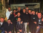 شاهد احتفال عمرو دياب بتأهل منتخب مصر لنصف النهائى مع مجموعة من أصدقائه