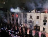 الدفع بـ6 سيارات إطفاء لإخماد حريق داخل مبنى فى منطقة الحسين.. صور