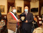 محافظ القاهرة يكرم أسر الشهداء والمصابين من رجال الشرطة