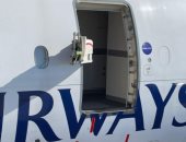 تأجيل رحلة من مطار "كيب تاون" بعد اكتشاف طاقم طائرة اختفاء بوابتها.. صور