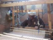 العم حمزة حارس التراث.. شاهد كيف يعمل في "الفركة الفرعونية" صناعة الحرير على النول بقنا