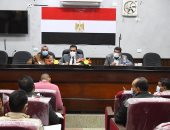 نائب محافظ قنا يشدد على رؤساء القرى بضرورة تشجيع المواطنين لإنهاء إجراءات التقنين