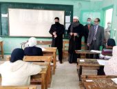 وكيل الأزهر بالإسكندرية يتفقد امتحانات النقل الثانوى بمعهد فتيات محمد رجب