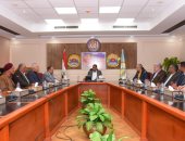 محافظ مطروح يناقش موقف التطوير والتنسيق الحضارى لميدان الجامع الكبير