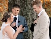 أمريكية تفاجئ عريسها الأصم باستخدام لغة الإشارة أثناء عقد زواجهما "فيديو"