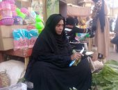 بتصحى من 3 الفجر.. أم عماد 27 سنة فى بيع الخضار بعد وفاة زوجها (فيديو)