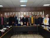 نائب رئيس جامعة أسيوط يكرم فريق عمل متميز بالإدارة العامة للعلاقات العلمية 