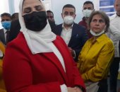 قطار "حياة كريمة" يصل أسوان.. وزيرة التضامن للأهالى: صحتكم غالية علينا.. لايف