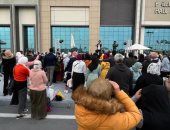 زوار معرض الكتاب يتحدون برودة الطقس ويتوافدون على القاعات.. صور 