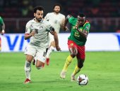 العارضة تتعاطف مع منتخب مصر أمام الكاميرون "فيديو"