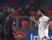 مصر والكاميرون.. محمد صلاح يعترض على بكارى جاساما وهذا رد فعل الحكم "صور"