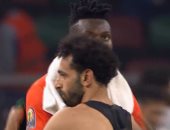 شاهد.. محمد صلاح يواسى لاعبى الكاميرون