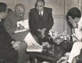 إحسان عبد القدوس مع الزعيم الهندى نهرو فى صورة نادرة من خمسينيات القرن العشرين