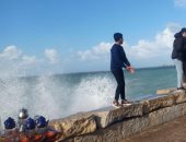 البحر غاضب والطقس السيئ مستمر.. الموج بيطلع على الشارع والإسكندرانية بيتصوروا.. لايف