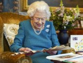 ملكة بريطانيا تتسلم رسائل ولوحات فنية من مواطنيها احتفالا باليوبيل البلاتينى