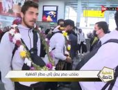 استقبال لاعبى منتخب مصر بالورود فى مطار القاهرة.. فيديو 
