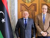مسؤول ليبي يطلع السفير المصرى على مستجدات توحيد مصرف ليبيا المركزى