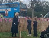كاميلا دوقة كورنوال تزرع شجرة للاحتفال باليوبيل البلاتينى للملكة اليزابيث