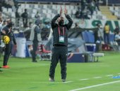 بيتسو موسيمانى يتبادل التحية مع جماهير الأهلى المتواجدة بملعب آل نهيان