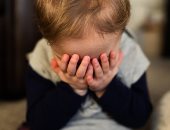 5 أضرار يسببها إحراج طفلك أمام الآخرين.. "قد تكون سببًا لعناده"