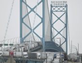 إعادة فتح جسر حدودى رئيسى بين الولايات المتحدة وكندا بعد أسبوع من إغلاقه