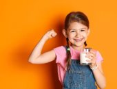 5 أطعمة يجب إضافتها إلى نظام طفلك الغذائي.. منها ملعقة عسل يومياً