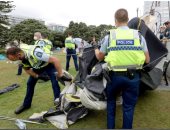الشرطة النيوزيلندية تزيل مخيم اعتصام لمحتجين ضد لقاحات كورونا.. صور