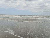 غيوم فى السماء وعزوف الصيادين بسبب ارتفاع أمواج البحر ببورسعيد.. لايف وصور