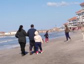أجواء مشمسة وإقبال على شاطىء رأس البر.. فيديو لايف