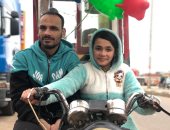 قصة كفاح.. محمد كفيف ويعمل بائع فشار على تروسيكل مع ابنته.. فيديو