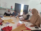 تعليم الوادي الجديد: تدريب مدرسات الخارجة الفنية للبنات على تصنيع ملابس أطفال