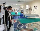 وزير التعليم العالي يسأل ممرضة عن حالة بحضانة مستشفى السلام ببورسعيد.. فيديو