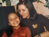 نوستالجيا.. نيللى كريم تستعيد ذكريات طفولتها بصورة مع والدتها