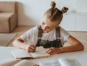 5 خطوات لمساعدة طفلك على التعلم من المنزل.. عمل جدول حصص الأبرز