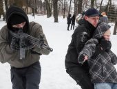 الأسلحة الخشبية تتحدى الكلاشينكوف.. تدريب المدنيين الأوكرانيين على فنون القتال