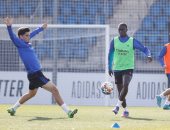 ميندى يعود لتدريبات ريال مدريد قبل قمة سان جيرمان.. وغموض موقف بنزيما