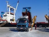 شحن 4400 طن ملح إلى اليونان عبر ميناء العريش.. صور
