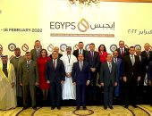 الرئيس السيسى يلتقط صورة تذكارية مع المشاركين بمعرض مصر الدولى للبترول